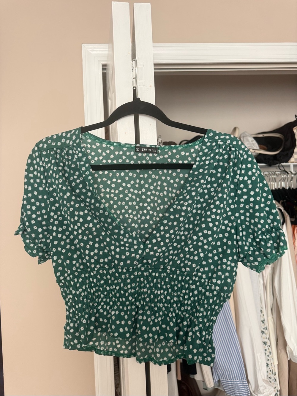 SHEIN Green Floral Print Top with White Daisies